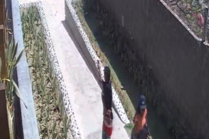 Vídeo mostra casal fugindo após praticar assalto na Barra de São Miguel