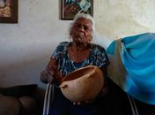 
A memória ancestral de Dona Marinalva remete ao barro, do Muquém.
