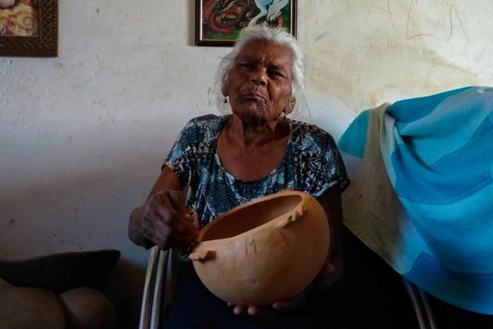 
A memória ancestral de Dona Marinalva remete ao barro, do Muquém.
