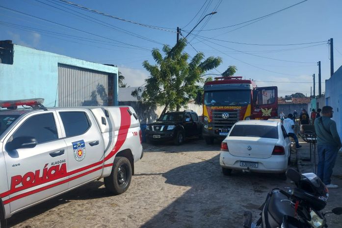 PMAL atua no combate a incêndio em residência e retira botijão de gás para evitar agravamento das chamas