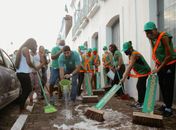 Em ação inusitada candidato “varre a sujeira ” da Câmara de Vereadores de Maceió