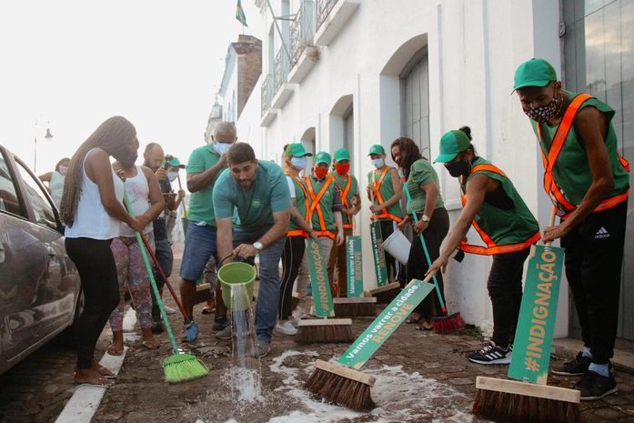 Em ação inusitada candidato “varre a sujeira ” da Câmara de Vereadores de Maceió