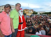 Prefeito Celso Luiz distribui presentes de natal para crianças canapienses