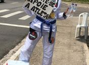 Atleta de jiu-jitsu vende água mineral no carnaval para bancar inscrições de competições