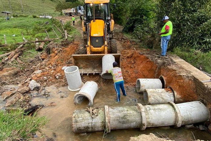 Prefeitura de Santana do Mundaú recupera ponte em acesso da zona rural
