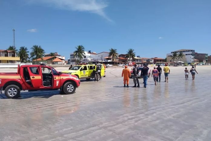 Corpo de Bombeiros em praia de Maragogi