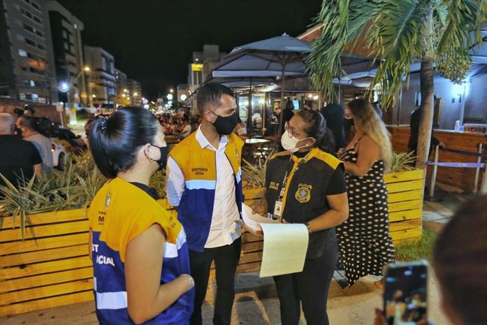 Bares são notificados durante fiscalização do cumprimento das regras de prevenção ao Covid-19