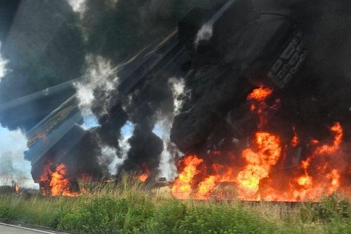Caminhão-tanque tomba, explode e interdita BR-101 nos dois sentidos em São Miguel dos Campos