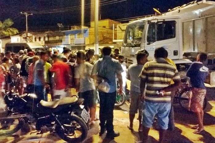 Colisão entre moto e caçamba deixa dois feridos em São Miguel dos Campos