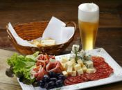 3 petiscos que combinam com cerveja e que você pode fazer em casa