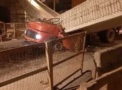 Choque teria provocado desabamento da estrutura.