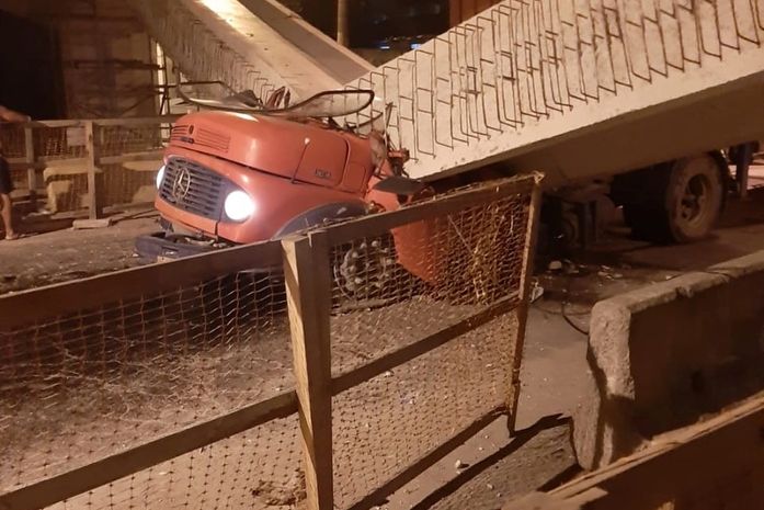 Choque teria provocado desabamento da estrutura.