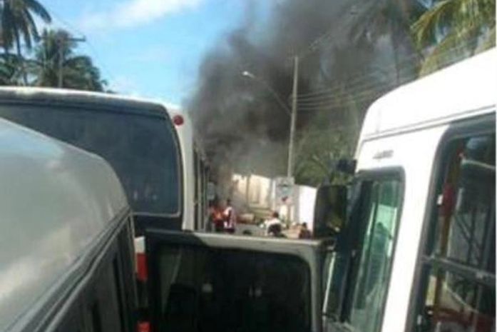 Populares fecham rodovia AL-101 Norte após homem ser baleado