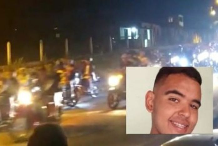 Dezenas de pessoas, em motos e carros, realizaram um cortejo para receber corpo de jovem.