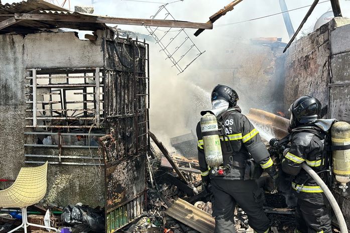 Vídeo: Casa com grande quantidade de material reciclável pega fogo no Jacintinho