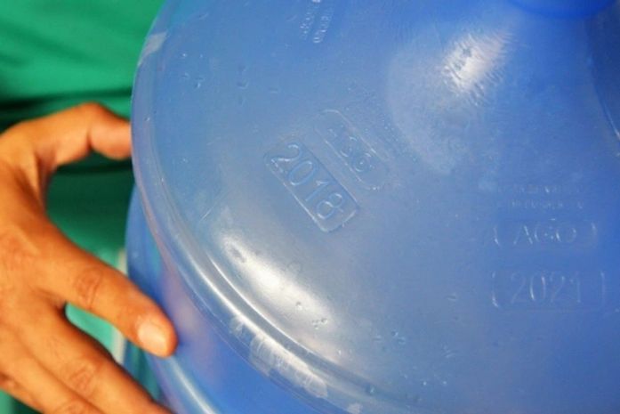 Nos garrafões ou garrafas de água mineral deve constar o prazo de validade