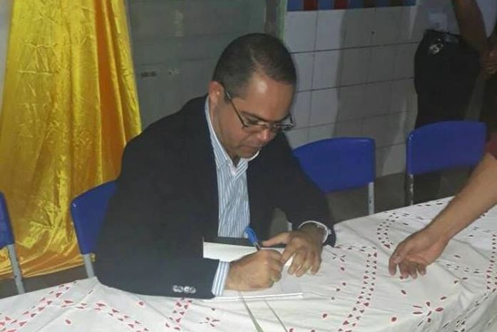 Olegário numa noite de autógrafo com a presença do povo de Chã Preta