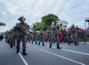 Desfile cívico-escolar leva centenas de pessoas ao bairro de Jaraguá para celebrar os 206 anos de Alagoas  