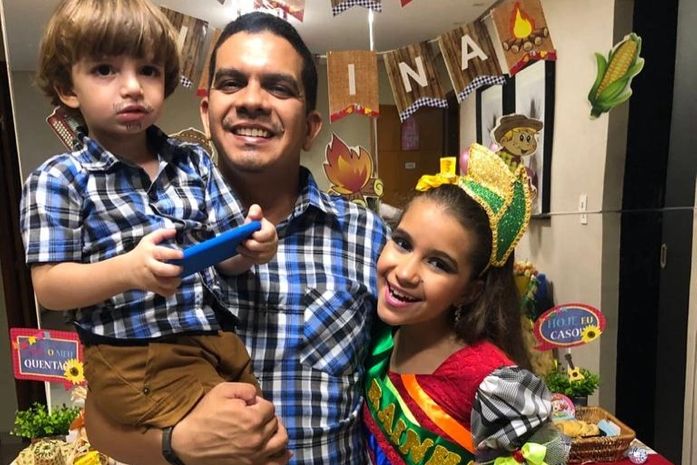 Pais enfrentam dificuldades de retornar ao trabalho com rotina dos filhos em casa