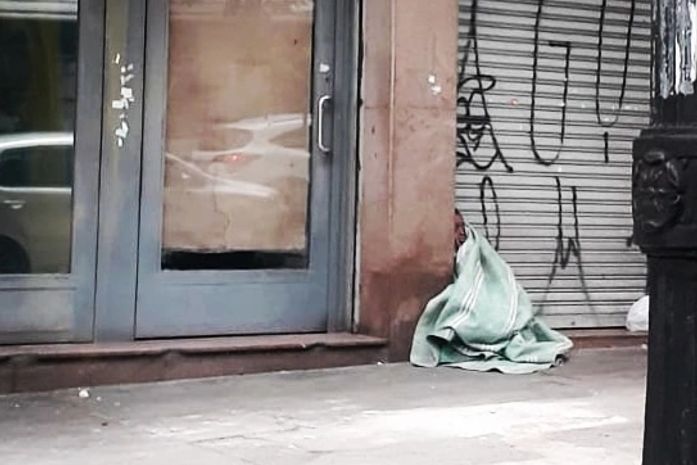 Vi na noite de São Paulo, a moça preta, muito jovem carregando sua bebê, em um carrinho de compras de supermercado