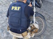 Homem é detido após entregar direção de moto para filho de 16 anos na BR 101