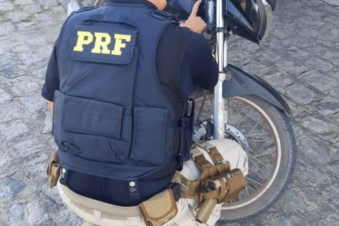 Homem é detido após entregar direção de moto para filho de 16 anos na BR 101