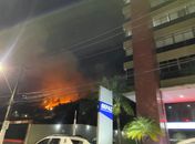 Bombeiros são acionados para combater incêndio em vegetação no Mirante Santa Terezinha, em Maceió