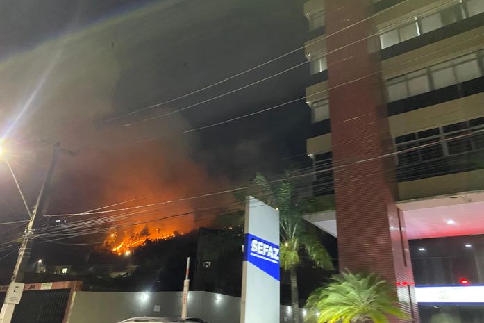 Bombeiros são acionados para combater incêndio em vegetação no Mirante Santa Terezinha, em Maceió