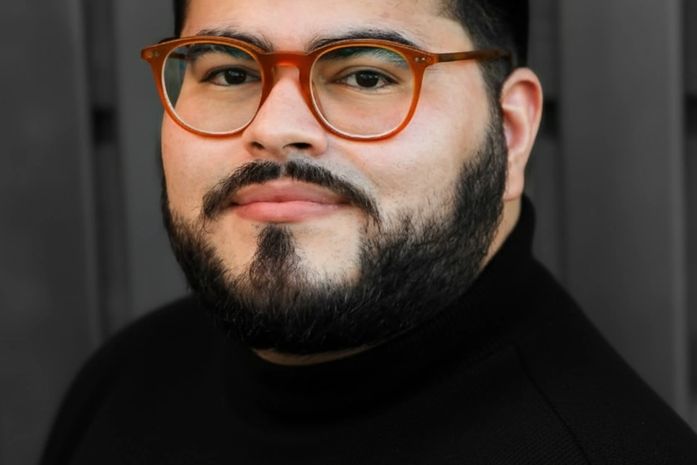 Jornalista Maylson Honorato lança 'Bromélias imaginárias' em noite especial no Theatro Homerinho