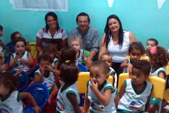 Álvaro Melo entrega fardamento aos alunos de creche em Lagoa da Canoa