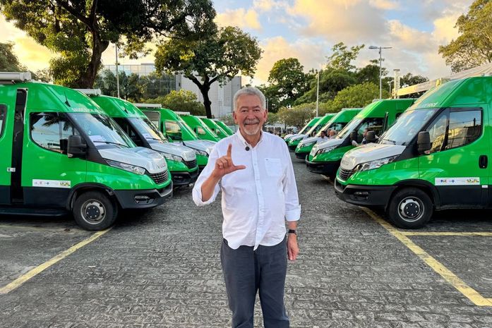Mais saúde para Alagoas: Paulão participa da entrega de 12 unidades odontológicas móveis