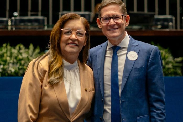No Senado Federal, Dra Eudócia entrega comenda ao presidente da Igreja Adventista do Sétimo Dia em Alagoas
