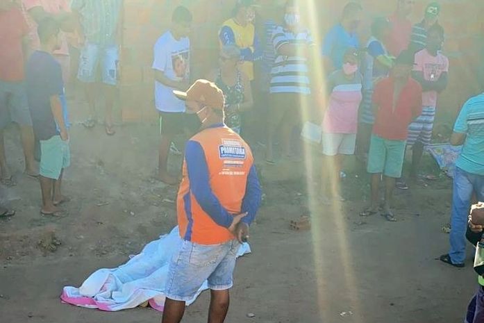 Jovens bebiam com amigos quando foram mortos a tiros por homens encapuzados.