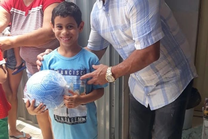 Prefeito Leopoldo Pedrosa presenteando a criança