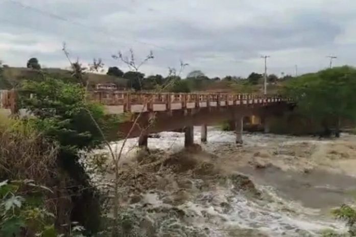 Aumento da vazão do rio Coruripe ameaça estrutura da ponte que liga Arapiraca a Limoeiro de Anadia 