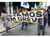 Trabalhadores dos Correios fazem carreata e carregam caixão com imagem de presidente da empresa
