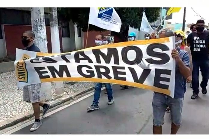 Trabalhadores dos Correios fazem carreata e carregam caixão com imagem de presidente da empresa