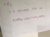 João, de apenas 6 anos, escreveu o cartaz para a mãe