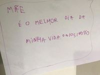 João, de apenas 6 anos, escreveu o cartaz para a mãe