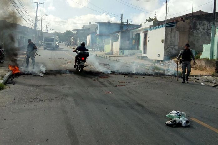Em meio a protesto, assaltantes depredam e ameaçam incendiar ônibus no Bebedouro