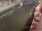 Alagamento no Mercado da Produção causa transtornos e afasta clientes após forte chuva em Maceió

