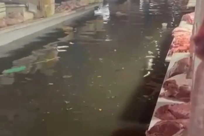 Alagamento no Mercado da Produção causa transtornos e afasta clientes após forte chuva em Maceió
