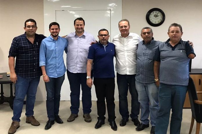 Serginho camisa azul clara com assessores, Dudu e Renan Calheiros