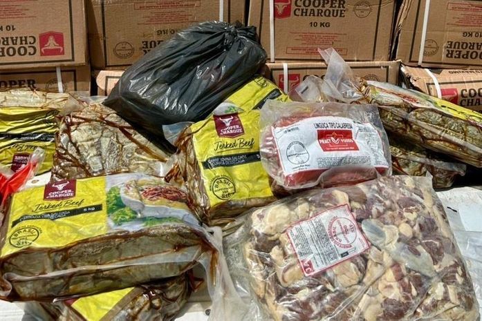 Fígados, linguiças e charque: mais de 2,5 mil quilos de produtos vencidos são apreendidos pela Vigilância
