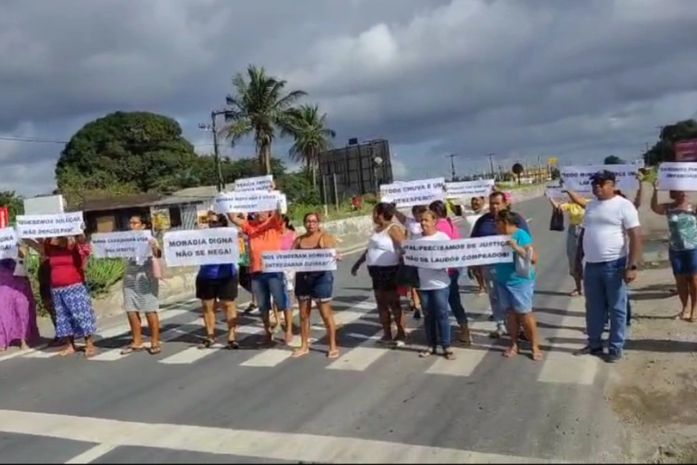 Moradores bloqueiam rodovia em Rio Largo e denunciam problemas estruturais em imóveis