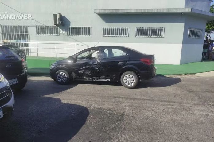 Adolescente de 15 anos pega moto do pai escondido e colide com carro na Levada, em Maceió