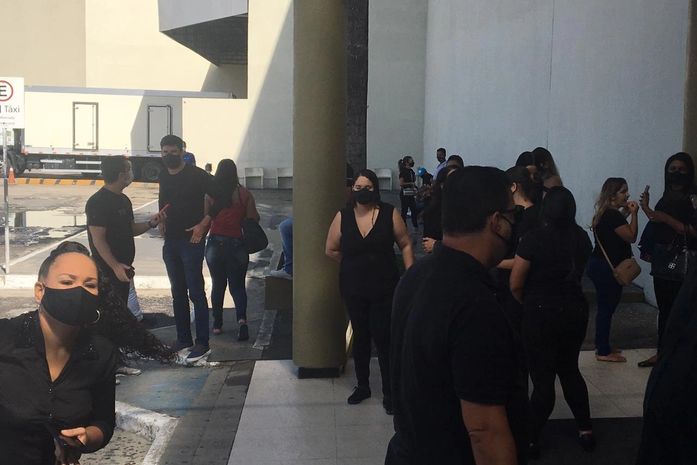 Trabalhadores fazem ato e pedem a flexibilização do horário de funcionamento dos shoppings na capital