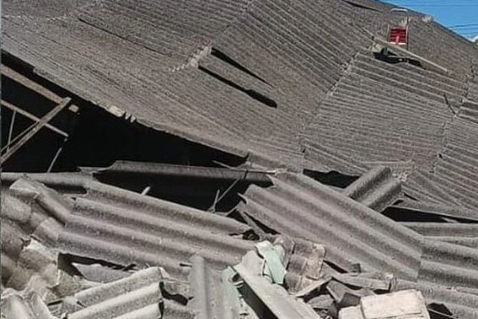 Após desabamento de parte do teto do Mercado do Jaraguá, Defesa Civil interdita estabelecimentos no entorno