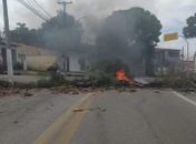 Moradores bloqueiam Ladeira do Calmon em protesto contra falta de água em Bebedouro