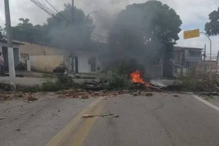 Moradores bloqueiam Ladeira do Calmon em protesto contra falta de água em Bebedouro